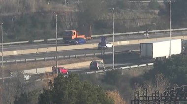 Otobanda yoğun trafik var. Yüksek kalite 4k görüntü