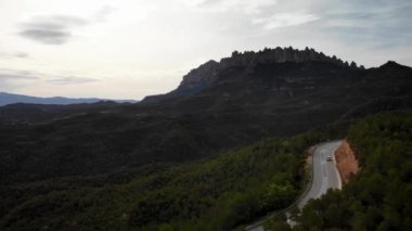 Montserrat Dağı, Barcelona, Katalog, İspanya 'da trafik sıkışıklığı olan dağ yolu. Yüksek kaliteli 4k drone görüntüsü