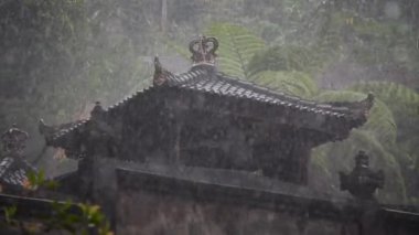 Bali, Endonezya 'daki Bali tapınağına ağır yağmur yağdı. Yüksek kaliteli FullHD görüntüler.