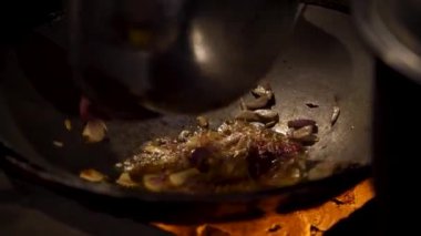 Geleneksel Balili fırın mutfağında daha fazla malzemeyle birlikte et pişirmek. Yüksek kaliteli FullHD görüntüler