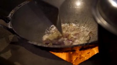 Geleneksel bale sobası mutfağında büyük bir tavada sarımsak kızartmak. Yüksek kaliteli FullHD görüntüler