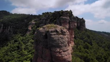 Sant Llorenc del Munt Doğal Parkı, Barselona, Katalonya, İspanya 'daki holdingin 4K hava aracı görüntüleri. Yüksek kalite 4k görüntü.