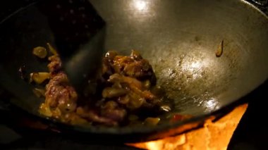 Geleneksel Balili fırın mutfağında daha fazla malzemeyle birlikte et pişirmek. Yüksek kaliteli FullHD görüntüler