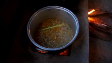 Geleneksel bir ateş sobası mutfağında lezzetli bir çorba pişirmek. Yüksek kaliteli ağır çekim FullHD görüntüler