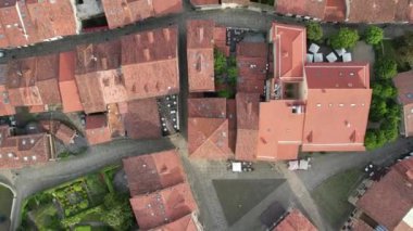 İspanya 'nın Cantabria bölgesindeki Santillana del Mar köyünün 4K insansız hava aracı görüntüleri. Yüksek kalite 4k görüntü.