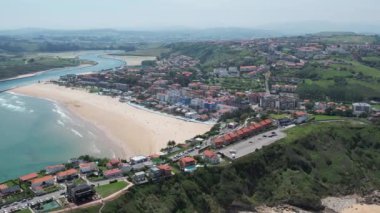 İspanya 'nın kuzeyinde, Cantabria' daki Suances plajı ve kasabasının 4K hava aracı görüntüleri. Yüksek kalite 4k görüntü
