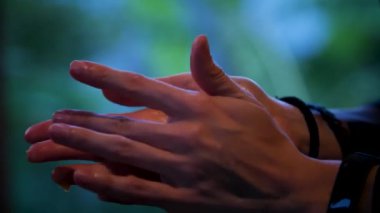 Kuzey Bali, Endonezya 'da bir bale pişirme sınıfında elle yemek hazırlama. Yüksek kaliteli FullHD yavaş çekim görüntüleri