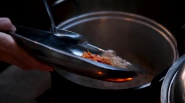 Geleneksel bir ateş sobası mutfağında lezzetli bir çorba pişirmek. Yüksek kaliteli ağır çekim FullHD görüntüler