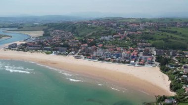 İspanya 'nın kuzeyinde, Cantabria' daki Suances plajı ve kasabasının 4K hava aracı görüntüleri. Yüksek kalite 4k görüntü