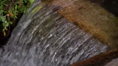 Akan su kanalı. Yüksek kaliteli FullHD yavaş çekim görüntüleri