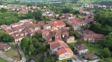 İspanya 'nın Cantabria bölgesindeki Santillana del Mar köyünün 4K insansız hava aracı görüntüleri. Yüksek kalite 4k görüntü.