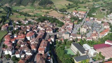 İspanya, Picos de Europa 'daki Potes dağ köyünün 4K insansız hava aracı görüntüleri. Yüksek kalite 4k görüntü