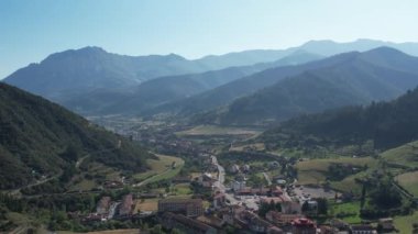 Potes, Cantabria, İspanya 'daki dağ vadisinin 4K hava aracı görüntüleri. Yüksek kalite 4k görüntü.