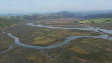 Kuzey İspanya, San Vicente de la Barquera 'daki Delta nehrinin 4K hava aracı görüntüleri. Yüksek kalite 4k görüntü