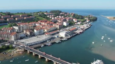 İspanya 'nın kuzeyinde, Cantabria' daki San Vicente de la Barquera kasabasının 4K hava aracı görüntüleri. Yüksek kalite 4k görüntü
