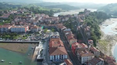 İspanya 'nın kuzeyinde, Cantabria' daki San Vicente de la Barquera kasabasının 4K hava aracı görüntüleri. Yüksek kalite 4k görüntü