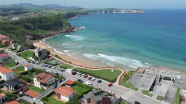 İspanya 'nın kuzeyindeki Los Locos plajının 4K hava aracı. Yüksek kalite 4k görüntü