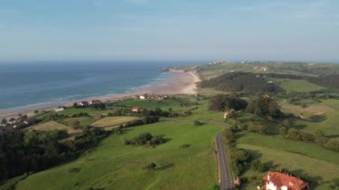 Kuzey İspanya 'nın Cantabria kıyı şeridine ait 4K hava aracı görüntüleri. Yüksek kalite 4k görüntü