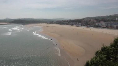 Kuzey İspanya 'daki şehir plajı silueti. Yüksek kalite 4k görüntü