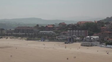 Kuzey İspanya 'daki şehir plajı silueti. Yüksek kalite 4k görüntü