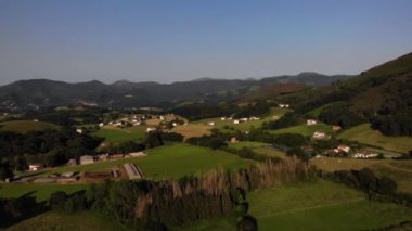 İspanya 'nın Navarra dağlarındaki Zugarramurdi köyünün 4K insansız hava aracı görüntüleri. Yüksek kalite 4k görüntü