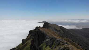 Bulutların üzerindeki Aketegi dağının 4K hava aracı görüntüleri İspanya 'nın Bask bölgesinin en yüksek noktası. Yüksek kalite 4k görüntü