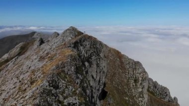 Bulutların üzerindeki Aketegi dağının 4K hava aracı görüntüleri İspanya 'nın Bask bölgesinin en yüksek noktası. Yüksek kalite 4k görüntü