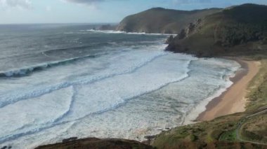 Finisterre 'de Galiçya İspanya' da dalgalı denizle çekilmiş bir kumsal drone görüntüsü. Yüksek kalite 4k görüntü