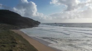 Finisterre 'de Galiçya İspanya' da dalgalı denizle çekilmiş bir kumsal drone görüntüsü. Yüksek kalite 4k görüntü