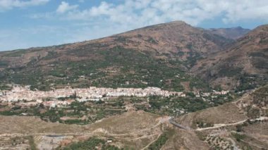 La Alpujarra, Anadalusia, İspanya 'daki Sierra Nevada Mounatin çiftliğinin altındaki Lanjaron köyü. Yüksek kalite 4k görüntü