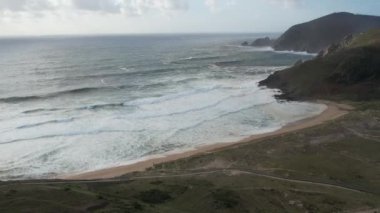 Finisterre 'de Galiçya İspanya' da dalgalı denizle çekilmiş bir kumsal drone görüntüsü. Yüksek kalite 4k görüntü