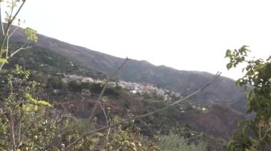 La Alpujarra, Anadalusia, İspanya 'daki Sierra Nevada Mounatin çiftliğinin altındaki Lanjaron köyü. Yüksek kalite 4k görüntü