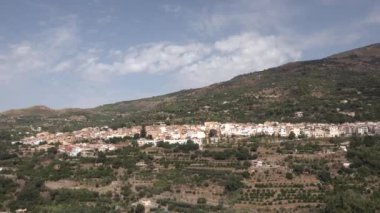 La Alpujarra, Anadalusia, İspanya 'daki Sierra Nevada Mounatin çiftliğinin altındaki Lanjaron köyü. Yüksek kalite 4k görüntü