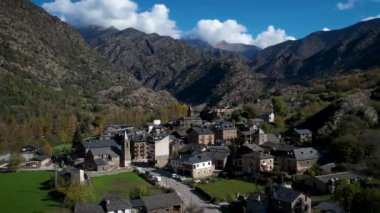 Autmn 'de Andorra Pireneleri ve Katalonya' da küçük bir kasaba. Yüksek kalite 4k drone görüntüsü