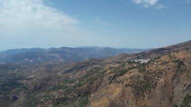 Endülüs 'teki Sierra Nevada dağlarının altındaki La Alpujarra bölgesinin 4K insansız hava aracı görüntüleri..