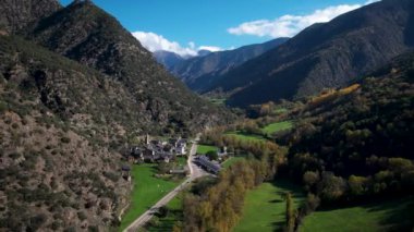 Autmn 'de Andorra Pireneleri ve Katalonya' da küçük bir kasaba. Yüksek kalite 4k drone görüntüsü