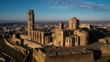 Tepenin tepesindeki görkemli eski katedral ve İspanya 'nın Katalonya kentindeki Lleida şehri tarafından sorgulandı. Yüksek kalite 4k drone görüntüsü