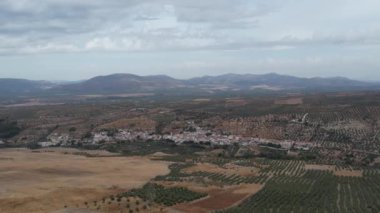 Arkasında zeytin tarlaları ve Sierra Nevada dağları olan Endülüs manzarası. Yüksek kalite 4k drone görüntüsü.