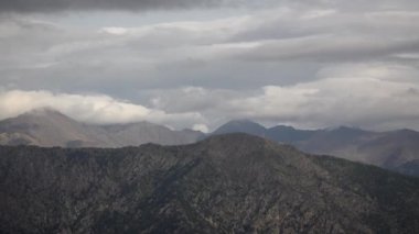 Andorra Pireneleri 'nden kalma dağlar. Yüksek kalite 4k görüntü