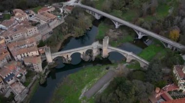 Besalu antik köprüsü. Yüksek kalite 4k hava görüntüsü İHA görüntüsü