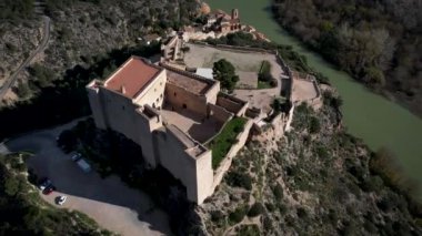 İspanya Katalonya 'da Ebro nehri ve Tarragona dağları olan eski Miravet kalesi. Yüksek kalite 4k drone görüntüsü