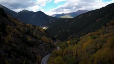 Sonbaharda Andorra 'daki Pireneler' in dağlık kesimlerinde bir dağ yolunda. Yüksek kalite 4k drone görüntüsü