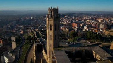 Tepenin tepesindeki görkemli eski katedral ve İspanya 'nın Katalonya kentindeki Lleida şehri tarafından sorgulandı. Yüksek kalite 4k drone görüntüsü