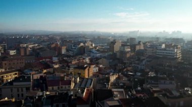 Lleida şehir merkezinin hava manzarası, Katalonya, İspanya gün doğumunda. Yüksek kalite 4k hava görüntüsü