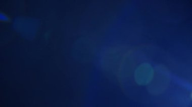 4K optik mercek patlaması, ışık sızıntıları, stüdyo ışıkları, flaş lambaları, film yanıkları, geçiş, karanlık arka planda atölye alevi.
