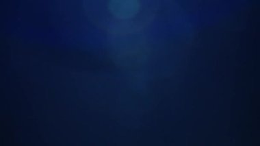 4K optik mercek patlaması, ışık sızıntıları, stüdyo ışıkları, flaş lambaları, film yanıkları, geçiş, karanlık arka planda atölye alevi.