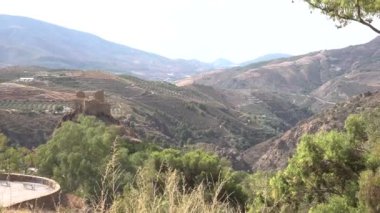 İspanya 'nın Endülüs bölgesinde Lanjaron köyü, Alpujarra' daki Sierra Nevada dağ sırasının eteklerindeki Endülüs eski kalesi. Yüksek kalite 4k görüntü