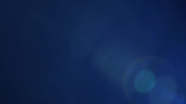 4K optik mercek patlaması, ışık sızıntıları, stüdyo ışıkları, flaş lambaları, film yanıkları, geçiş, karanlık arka planda atölye alevi.