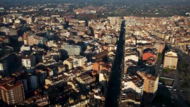 Lleida şehir merkezinin hava manzarası, Katalonya, İspanya gün doğumunda. Yüksek kalite 4k hava görüntüsü