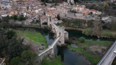 Besalu antik köprüsü. Yüksek kalite 4k hava görüntüsü İHA görüntüsü